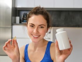 Mujer enseñando suplemento de colágeno con magnesio