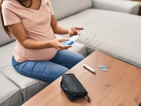 diabetes gestacional, mujer midiéndose el nivel de azúcar en sangre