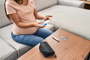 diabetes gestacional, mujer midiéndose el nivel de azúcar en sangre
